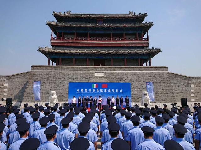 帅气!意大利警察第三次来北京联巡